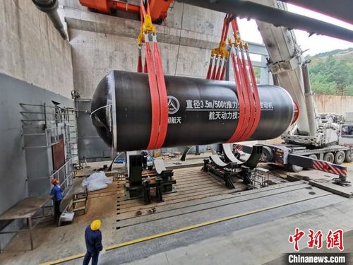 中国推力500吨整体式固体火箭发动机试车成功